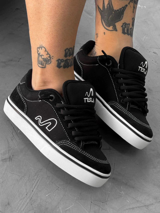 Tesla Flow Preto Branco