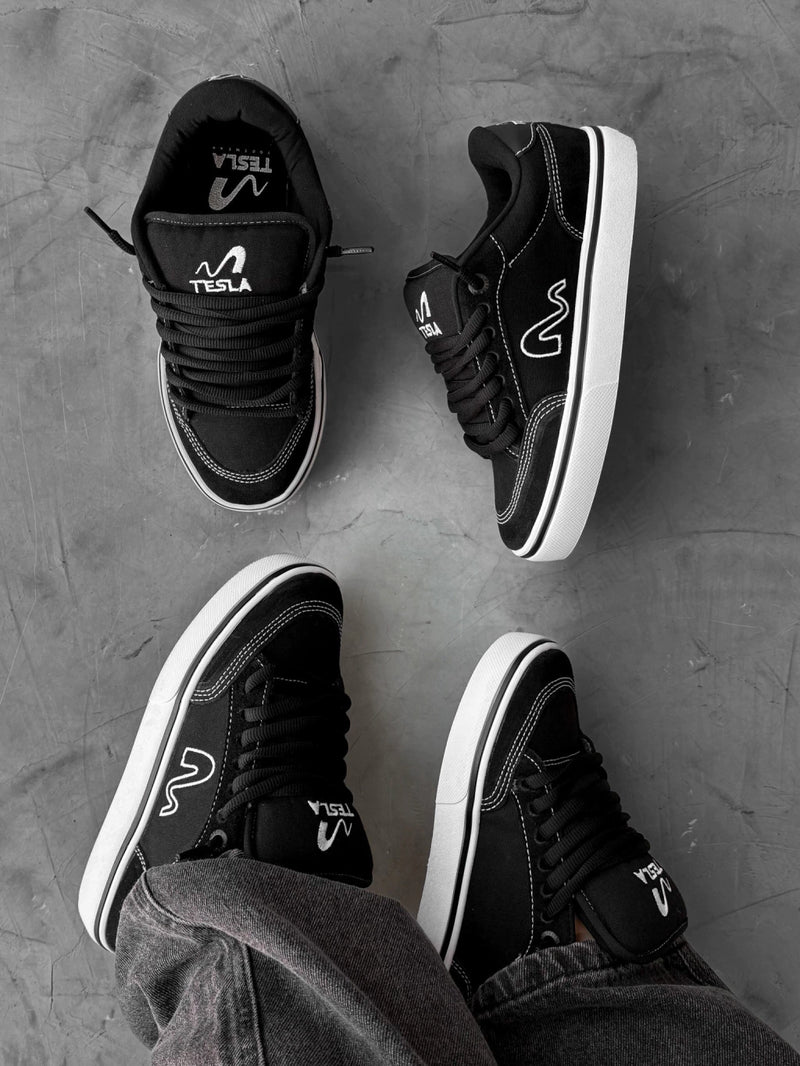 Tesla Flow Preto Branco